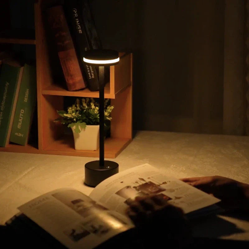 Lampe de Table LED Rechargeable en Aluminium – Intensité Réglable