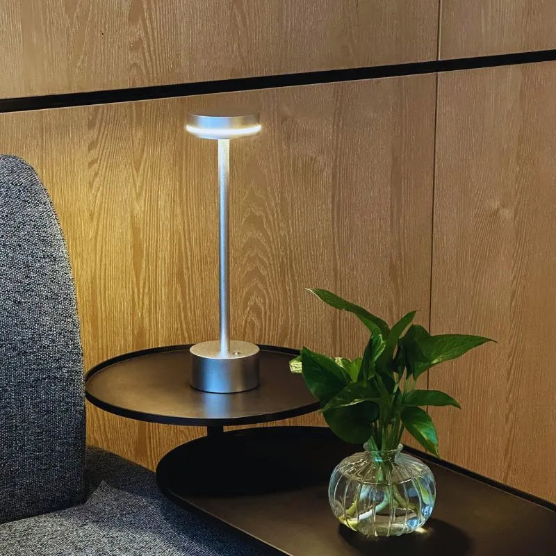 Lampe de Table LED Rechargeable en Aluminium – Intensité Réglable