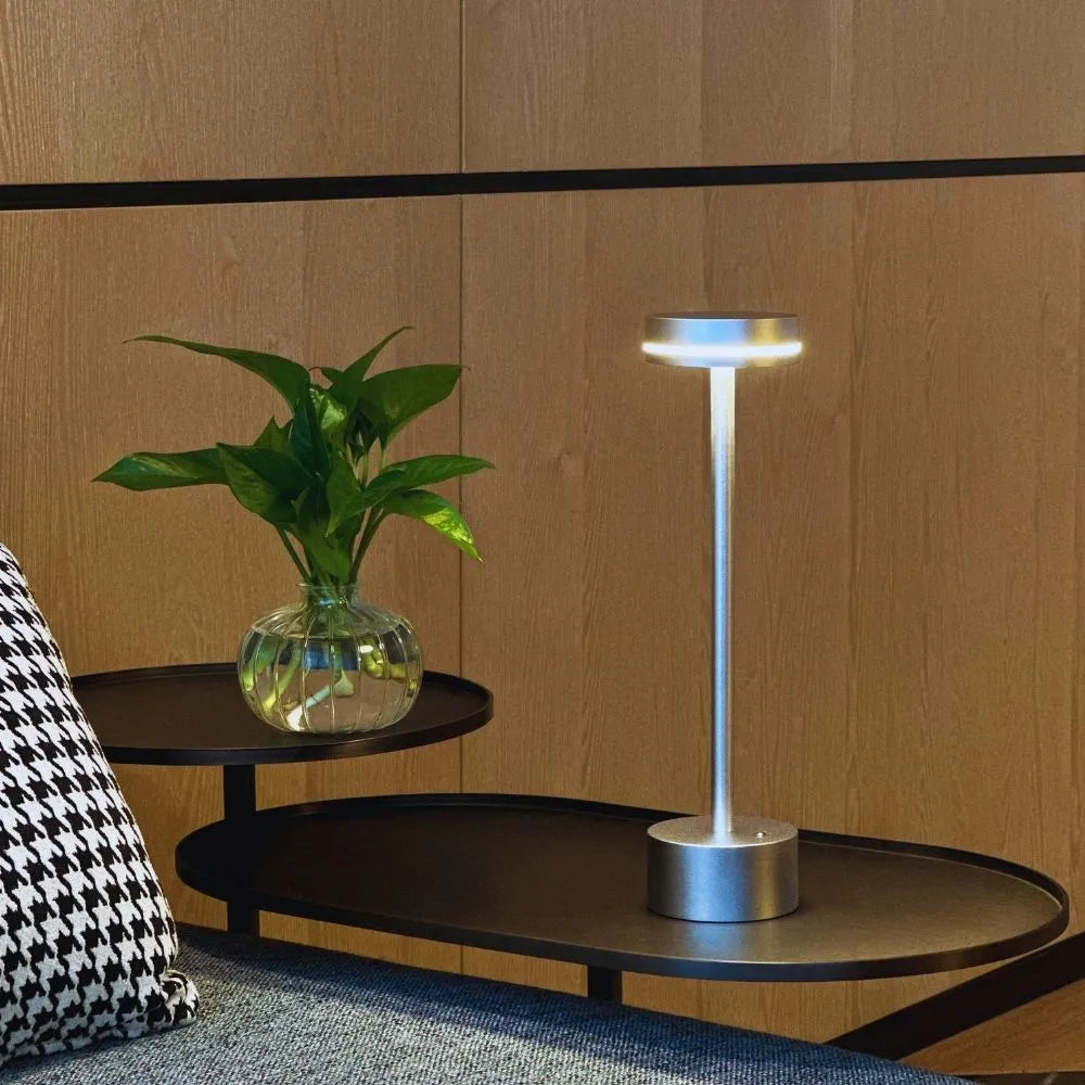 Lampe de Table LED Rechargeable en Aluminium – Intensité Réglable